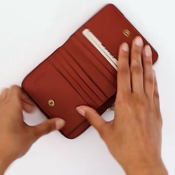 Coach Essential Billfold Wallet In Colorblock Signature Canvas - Picture 2 of 7